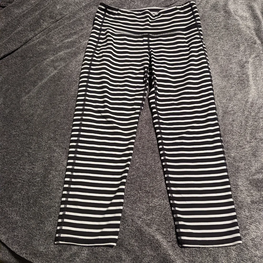 Athleta 3/4 Yoga/Jogger Pant Super Cute Black/White Stripe Hidden Pocket! - Picture 1 of 6